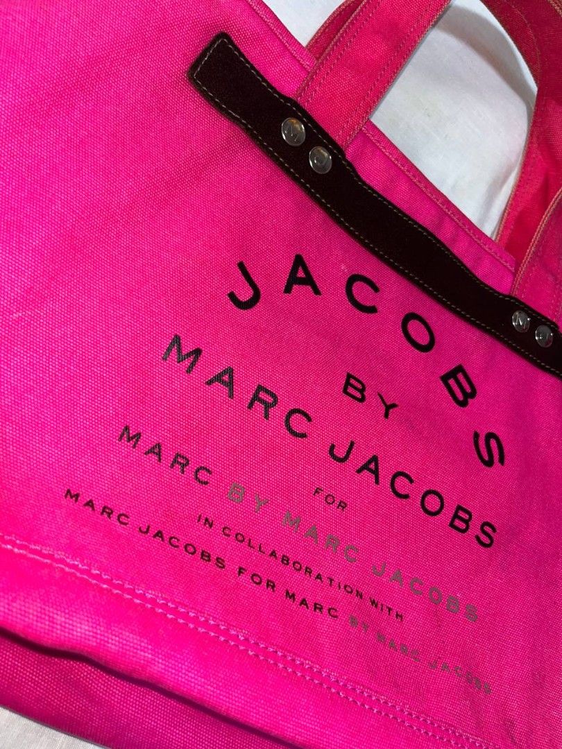 Marc Jacobs Canvas Tote Bag (Category: Tote Bags) located in Quezon City. Submitted by michypeachyy1 (Listing ID 1463069017, Image 3). Description: 800 plus shipment.