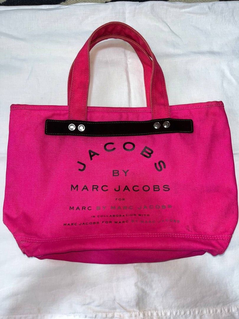 Marc Jacobs Canvas Tote Bag (Category: Tote Bags) located in Quezon City. Submitted by michypeachyy1 (Listing ID 1463069017, Image 1). Description: 800 plus shipment.