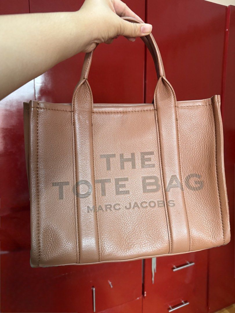 Marc Jacobs The Tote Bag (Category: Luxury Bags & Wallets) located in San Mateo. Submitted by itsmeleah15 (Listing ID 1462912737, Image 1). Description: FOR SALE 👜 Marc Jacobs The Leather Medium Tote — ₱12,000 negotiable Preloved Marc Jacobs Leather Medium Tote in camel/tan 🤎 Very good condition, well-maintained and minimally used. Spacious and perfect for everyday/work use. Actual item shown. Please see photos for condition. RFS: Decluttering 