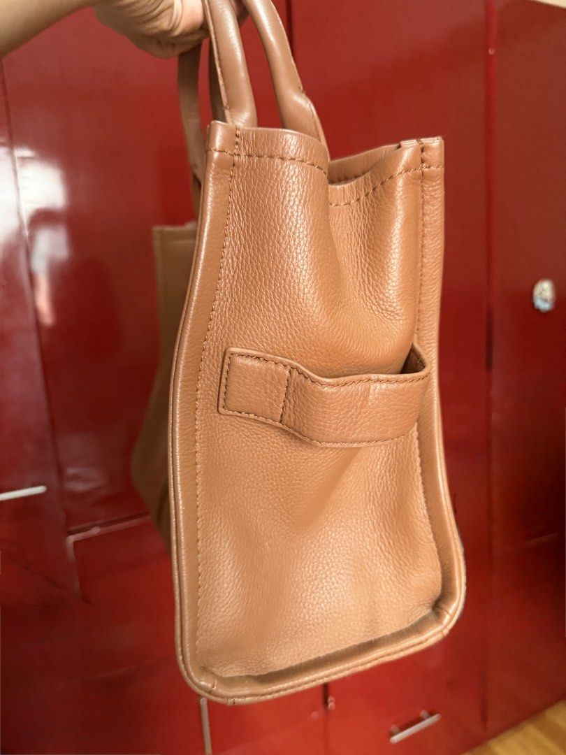 Marc Jacobs The Tote Bag (Category: Luxury Bags & Wallets) located in San Mateo. Submitted by itsmeleah15 (Listing ID 1462912737, Image 2). Description: FOR SALE 👜 Marc Jacobs The Leather Medium Tote — ₱12,000 negotiable Preloved Marc Jacobs Leather Medium Tote in camel/tan 🤎 Very good condition, well-maintained and minimally used. Spacious and perfect for everyday/work use. Actual item shown. Please see photos for condition. RFS: Decluttering 