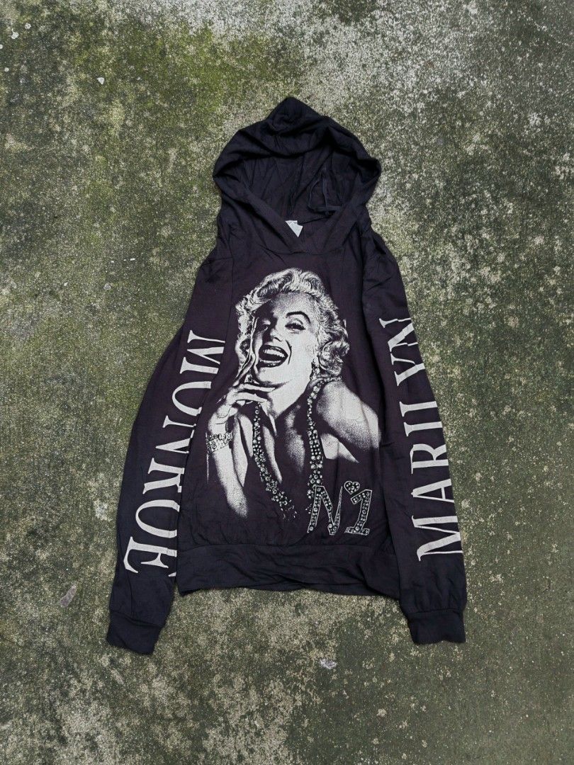 Marilyn Monroe Cotton Hoodie (Category: Coats, Jackets and Outerwear) located in Taguig. Submitted by xurocurations (Listing ID 1463046014, Image 1). Description: All Inches Dimensions: -16 Width -23 Length.
