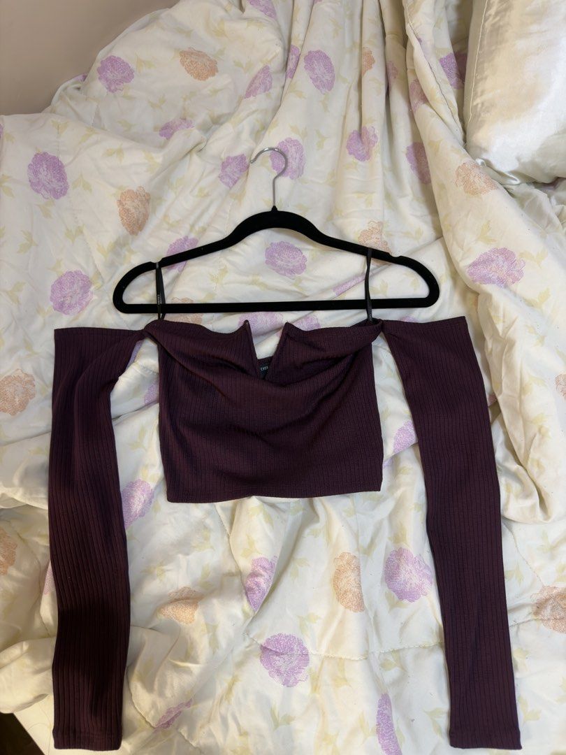 Maroon Off-Shoulder Long Sleeve Crop Top (Category: Longsleeves) located in Quezon City. Submitted by lxgscn (Listing ID 1462971216, Image 1). Description: Size: Small .