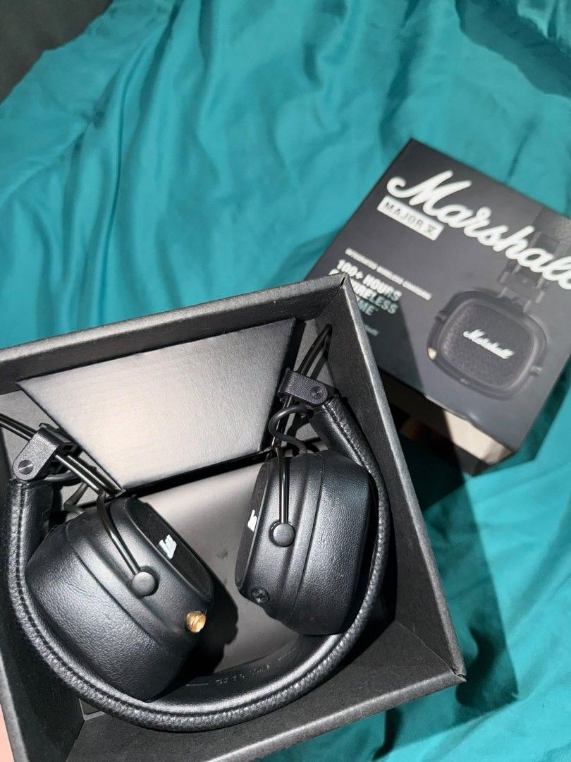 Marshall Major V Wireless Bluetooth Headphones (Category: Headphones & Headsets) located in Cavite. Submitted by wildturtle_a8a138 (Listing ID 1463078591, Image 2). Description: - Marshall Major V On-Ear Headphones - Incredible 100+ hours of wireless playtime - Signature Marshall sound for an immersive audio experience - Rugged and foldable design for portability - Customisable M-button for quick access to your favorite features - Supports wirele