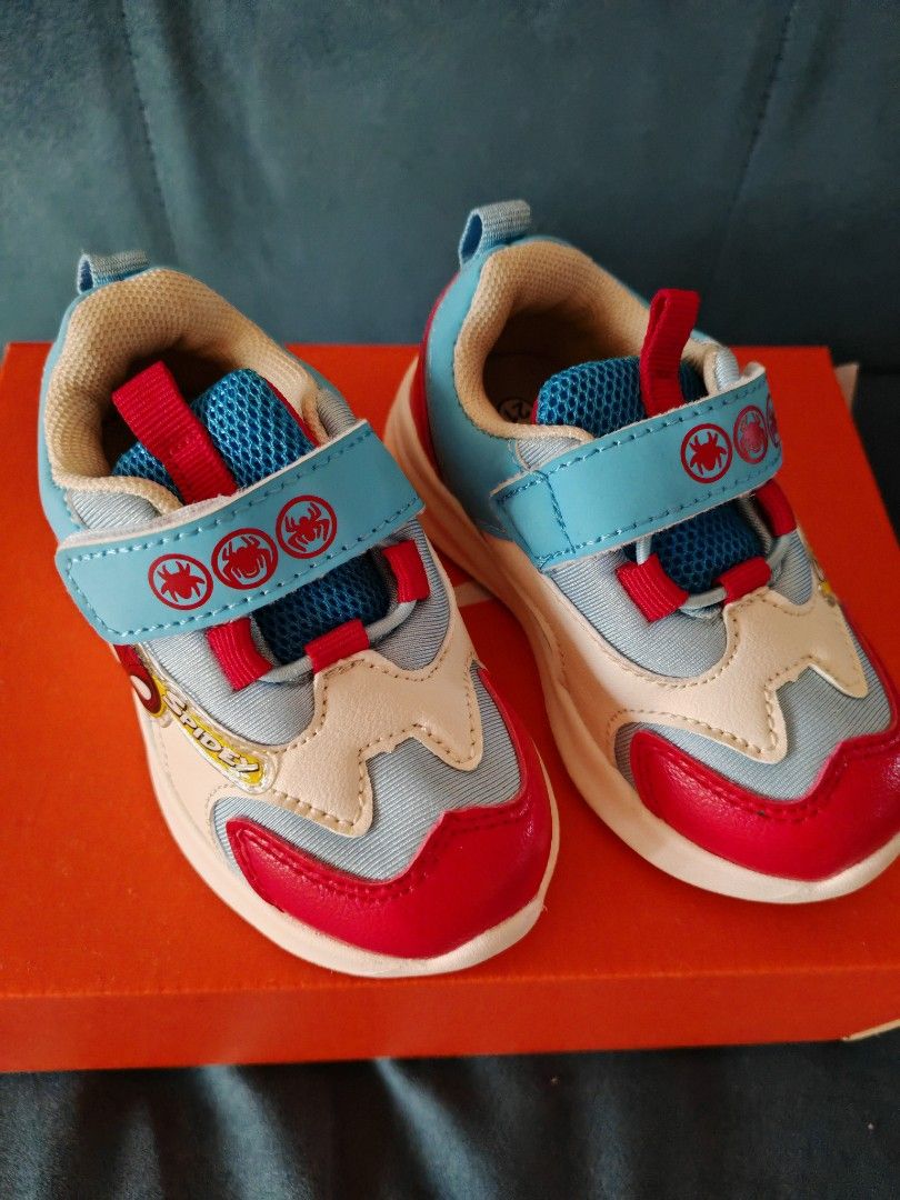 Marvel Spiderman Shoes (Category: Babies & Kids Fashion) located in Malolos. Submitted by yan.yan4 (Listing ID 1463023498, Image 2). Description: bought this in dept store for 1.4K (will include receipt IF YOU WANT) used only once, sinukat.. hindi na inalis sa paa kaya binayaran pero later on, ayaw na ng bata 🥺 dahil masikip din pala. unfortunately, wala na pong avail na sumunod na size. no box kasi napaglaruan pagdating ng bahay but guaranteed 