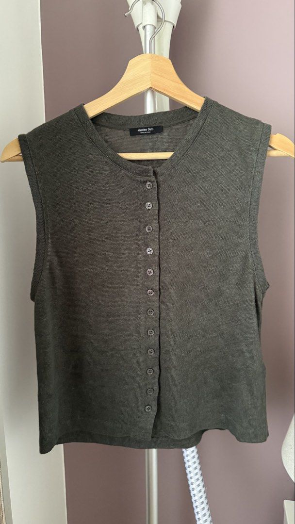 Massimo Dutti 100% Linen Blouse Size XS Grey (Category: Sleeveless) located in Mandaluyong City. Submitted by jv_preloved (Listing ID 1462989087, Image 2). Description: Spring cleaning :) Serious buyers only. No lowballers. Shipping/ delivery at buyer’s cost Bought from Massimo Dutti Paris last year :) My Details: Height - 153cm Typical size - 4 Waist - around 25-26in Location - mandaluyong.