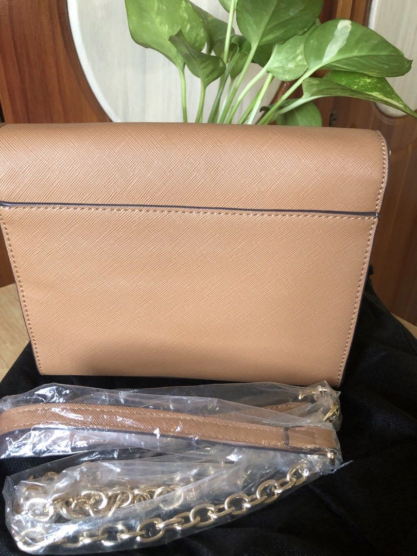 Matthews Tan Saffiano Leather Envelope Shoulder Bag (Category: Shoulder Bags) located in Makati City. Submitted by mitchi_koy28 (Listing ID 1462947266, Image 2). Description: - Matthews tan shoulder bag - Saffiano leather texture - Envelope flap closure with magnetic snap - Detachable leather strap included - Gold chain strap included - Dust bag included - Versatile for day or night use - used once.