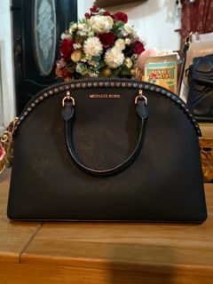 (Category: ) located in . Submitted by huda_wardrobe (Listing ID 1463052971, Image 1). Description: .