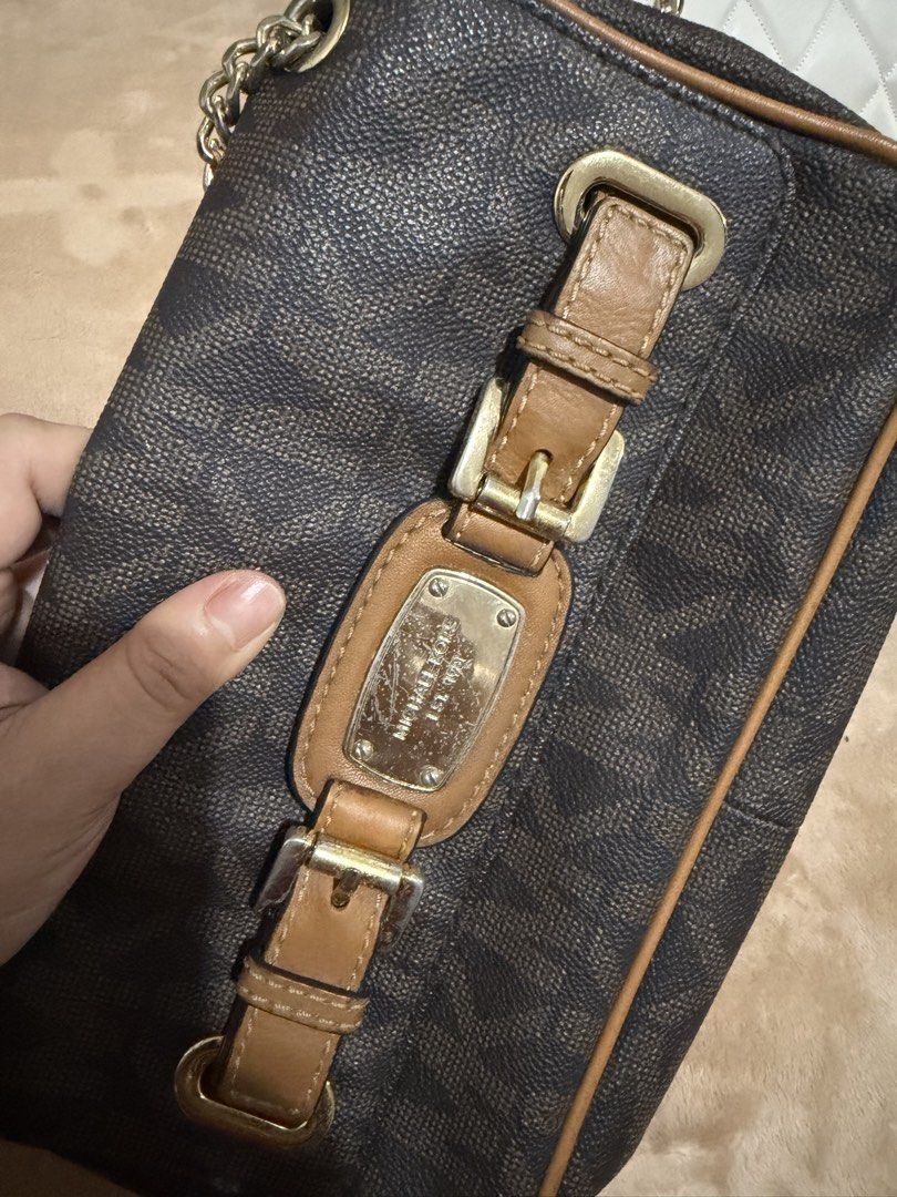 Michael Kors Chain Shoulder Bag (Category: Shoulder Bags) located in Cebu City. Submitted by sultrychicmary (Listing ID 1463101393, Image 2). Description: see condition with the photos posted selling low.