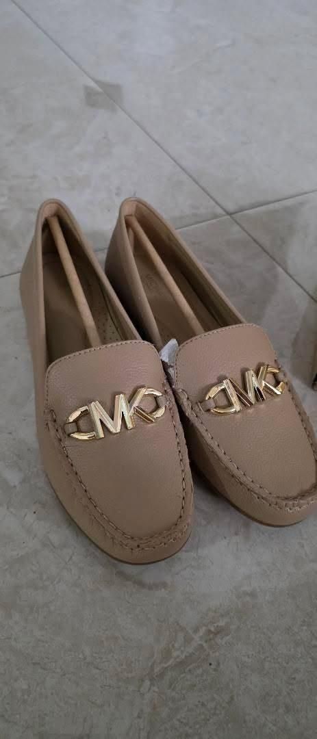 Authentic Michael Kors Reed Loafer Camel US 6.5M (Category: Loafers) located in Angeles City. Submitted by miho066_ (Listing ID 1462987145, Image 2). Description: Michael Kors Reed Loafers in Camel. Size US 6.5M. Tumbled faux leather. Gold MK logo hardware. Comes with original box. Never worn..