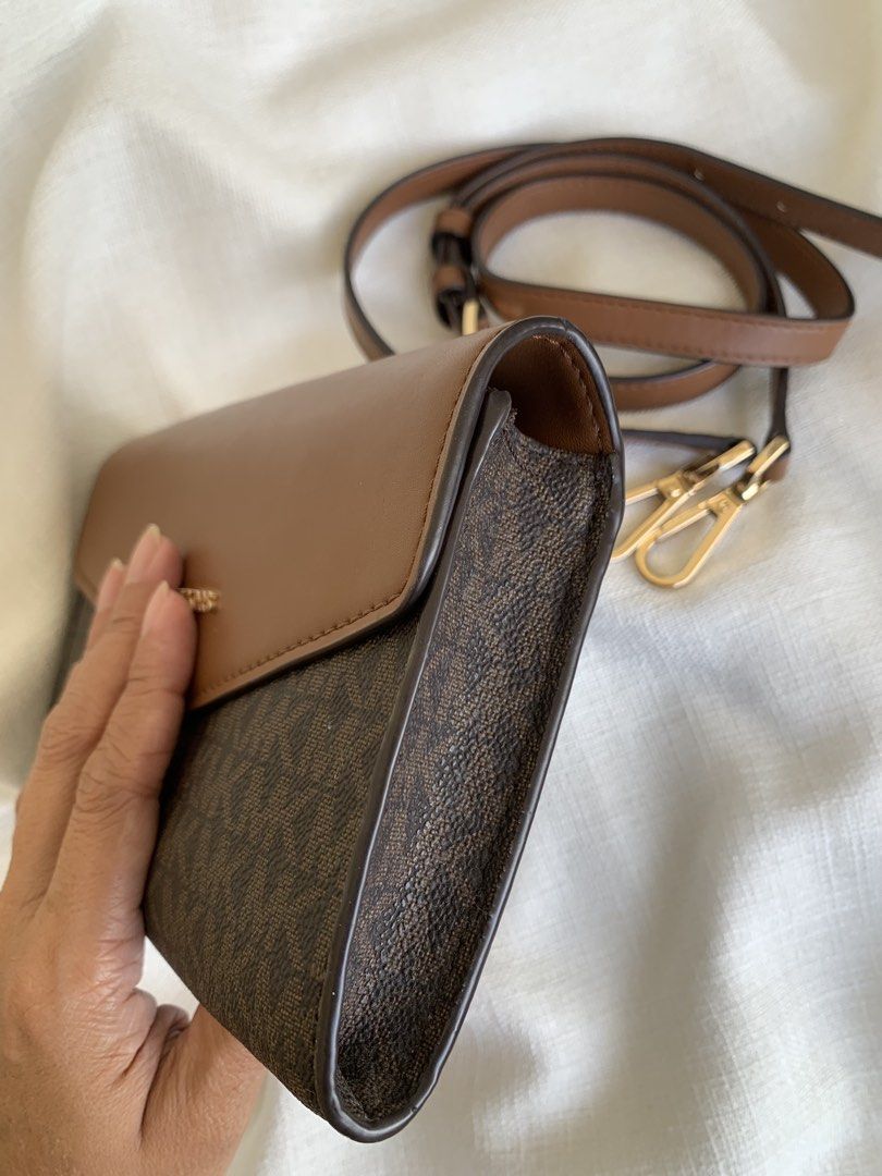 Michael kors sling bag (Category: Cross-body Bags) located in Bulacan. Submitted by bliselda (Listing ID 1462963652, Image 3). Description: Michael kors sling ✨🫶🏻 Issue see provided picture nasa 7-8 na photo may minimal na kalmot at turok ng kuko ng baby ko 😅🥹 pero di naman ganun kahalata the rest look like new pa talaga sya💕.