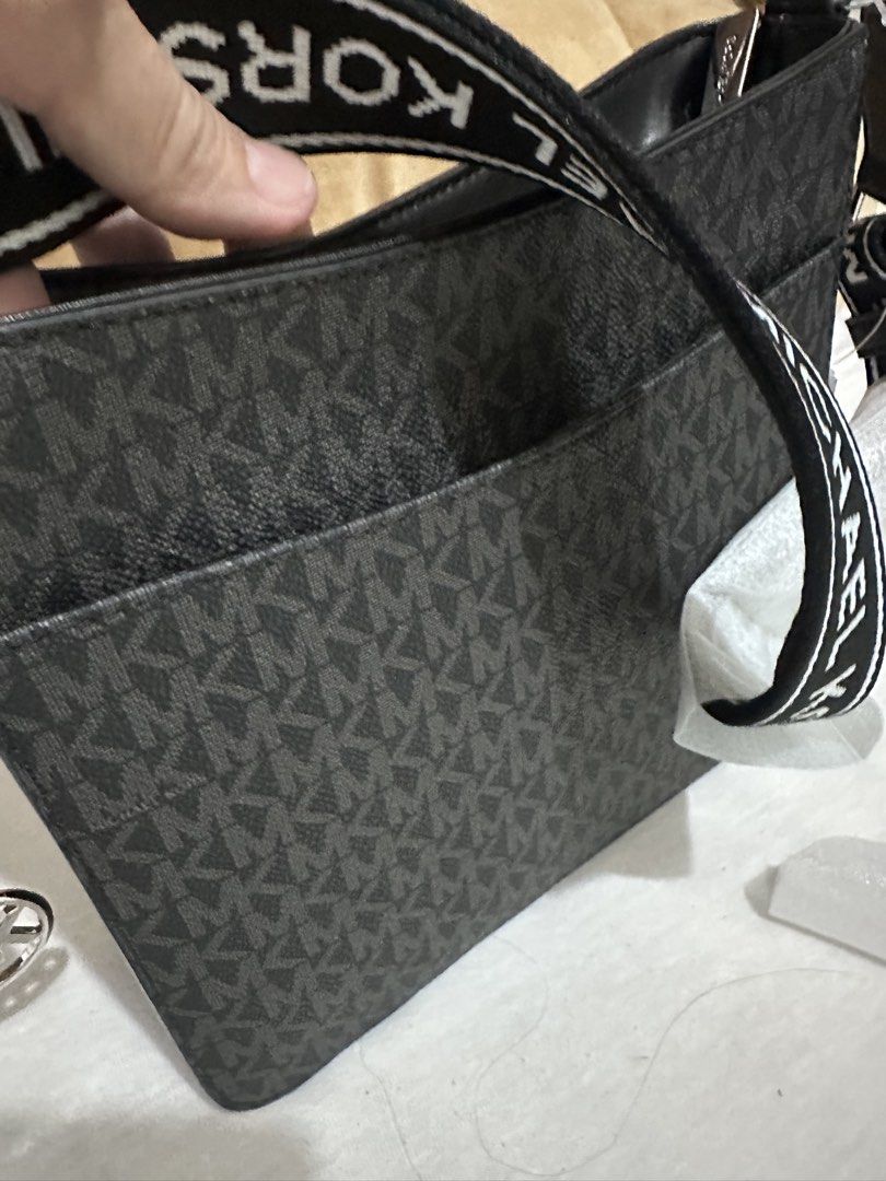 Michael Kors SM NS XBODY (Category: Announcements) located in Meycauayan. Submitted by arcee_01 (Listing ID 1463108312, Image 3). Description: Brand New I Bought it in California 2026 june.