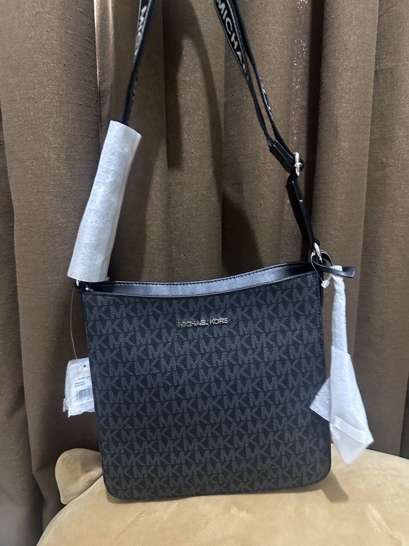 Michael Kors SM NS XBODY (Category: Announcements) located in Meycauayan. Submitted by arcee_01 (Listing ID 1463108312, Image 2). Description: Brand New I Bought it in California 2026 june.