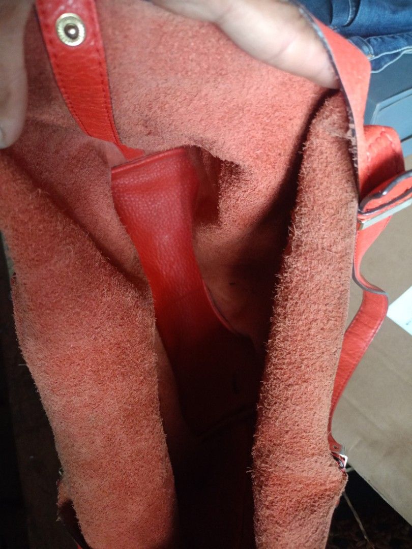 Michael kors tote bag (Category: Shoulder Bags) located in Manila. Submitted by raymund2501 (Listing ID 1462938213, Image 2). Description: for sale mk tote bag leather as is wat u see is wat u get location manila.
