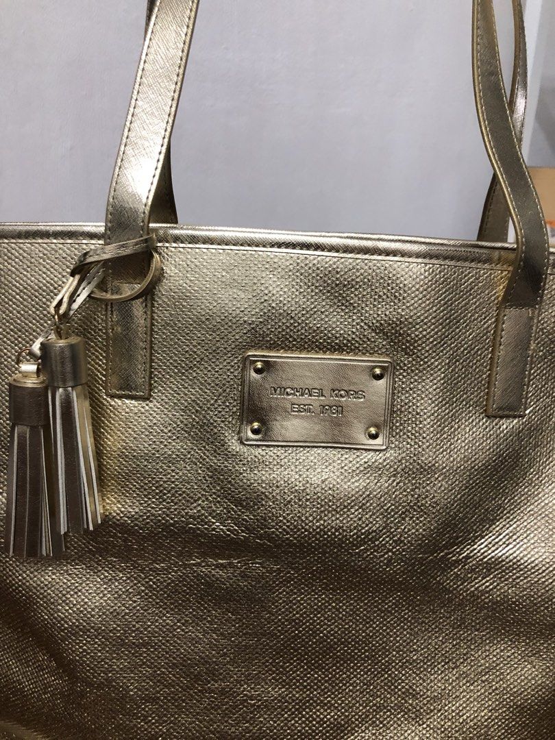 Michael Kors Metallic Gold Tote Bag (Category: Luxury Bags & Wallets) located in Cavite. Submitted by surplus_atbp (Listing ID 1463002740, Image 3). Description: No Flaws (good as new).