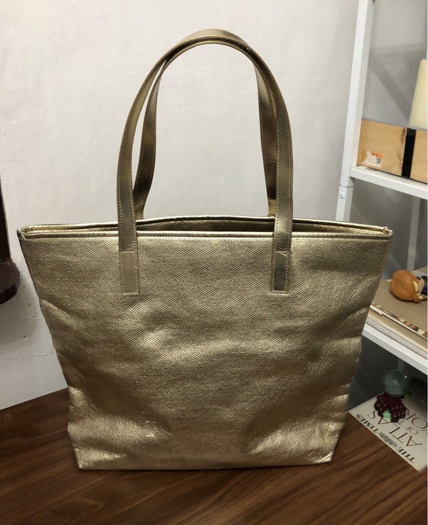 Michael Kors Metallic Gold Tote Bag (Category: Luxury Bags & Wallets) located in Cavite. Submitted by surplus_atbp (Listing ID 1463002740, Image 2). Description: No Flaws (good as new).