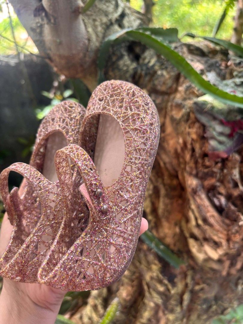 Mini Melissa + Campana US9 | 15cm (Category: Babies & Kids Fashion) located in Quezon City. Submitted by theentreprenurse (Listing ID 1462952641, Image 3). Description: 𝘼𝙐𝙏𝙊 𝙋𝘼𝙎𝙎 𝙏𝙊 𝙇𝙊𝙒 𝘽𝘼𝙇𝙇𝙀𝙍𝙎 📣 NO INCLUSION ʙʀᴀɴᴅ: Mini Melissa ꜱɪᴢᴇ: US 9 | 15cm ᴍᴏᴘ: ɢᴄᴀꜱʜ ꜱʜɪᴘᴘɪɴɢ 🛒 (NO RUSH. I'm a working momma :) ) ▪︎ꜰʟᴀꜱʜ ᴇxᴘʀᴇꜱꜱ | J&T ▪︎ʟᴀʟᴀᴍᴏᴠᴇ|ɢʀᴀʙ ~ 𝚃𝚑𝚎𝚜𝚎 𝚌𝚕𝚘𝚝𝚑𝚎𝚜 𝚊𝚛𝚎 𝚊𝚕𝚛𝚎𝚊𝚍𝚢 𝚠𝚊𝚜𝚑𝚎𝚍. 𝙺𝚒𝚗𝚍𝚕𝚢 𝚖𝚊𝚗𝚊�