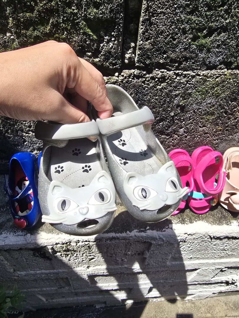 Mini Melissa Glitter Cat Sandals (Category: Babies & Kids Fashion) located in Quezon City. Submitted by jeri21 (Listing ID 1463060489, Image 2). Description: - Size 15cm - Adorable Mini Melissa sandals for kids - Sparkly silver glitter finish - Fun cat face design on the front - Easy strap closure for a secure fit - Comfortable for playtime and casual outings - Features Mini Melissa branding on the sole.