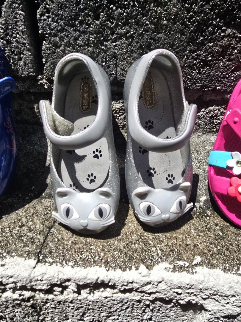 Mini Melissa Glitter Cat Sandals (Category: Babies & Kids Fashion) located in Quezon City. Submitted by jeri21 (Listing ID 1463060489, Image 1). Description: - Size 15cm - Adorable Mini Melissa sandals for kids - Sparkly silver glitter finish - Fun cat face design on the front - Easy strap closure for a secure fit - Comfortable for playtime and casual outings - Features Mini Melissa branding on the sole.