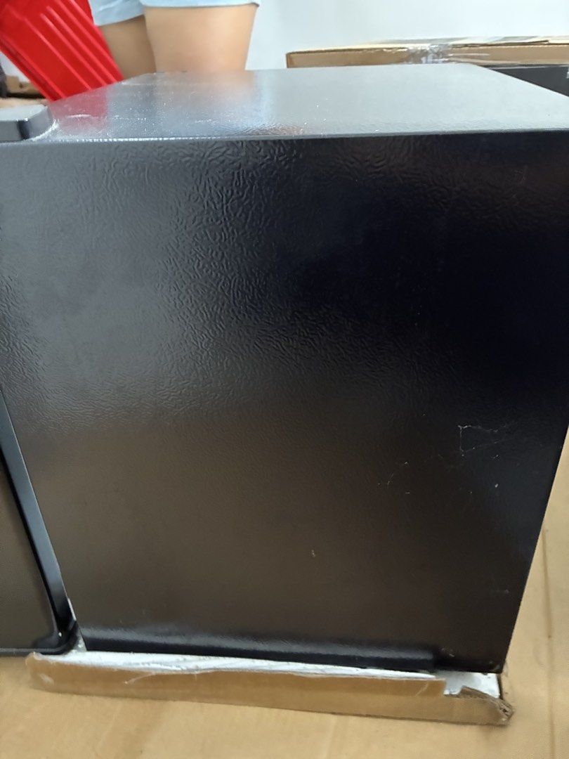 Mini Ref (Category: Refrigerators and Freezers) located in Bulacan. Submitted by advd_ (Listing ID 1462930858, Image 3). Description: American Home - Bought it last year, di masyado nagamit sa dorm. .