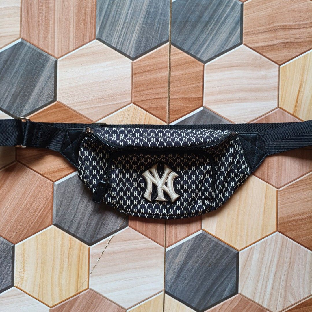 MLB New York Belt Bag (Category: Belt bags, Clutches and Pouches) located in Maramag. Submitted by thrifty777 (Listing ID 1463086030, Image 1). Description: Authentic MLB Slightly Used Condition Location Maramag Bukidnon.