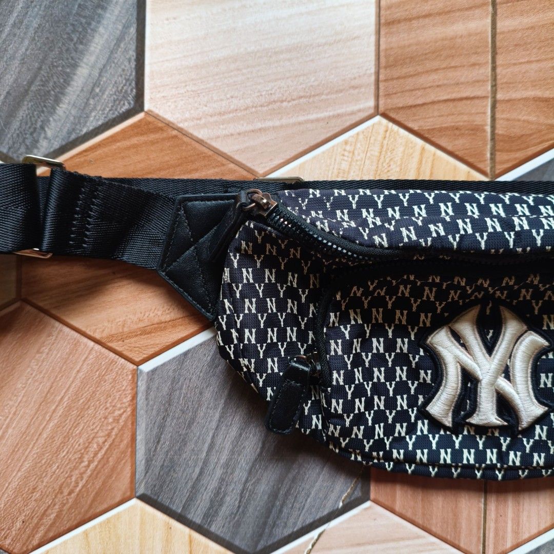 MLB New York Belt Bag (Category: Belt bags, Clutches and Pouches) located in Maramag. Submitted by thrifty777 (Listing ID 1463086030, Image 3). Description: Authentic MLB Slightly Used Condition Location Maramag Bukidnon.