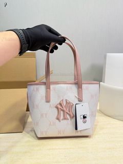 (Category: ) located in . Submitted by fashion_collection (Listing ID 1463082509, Image 1). Description: .