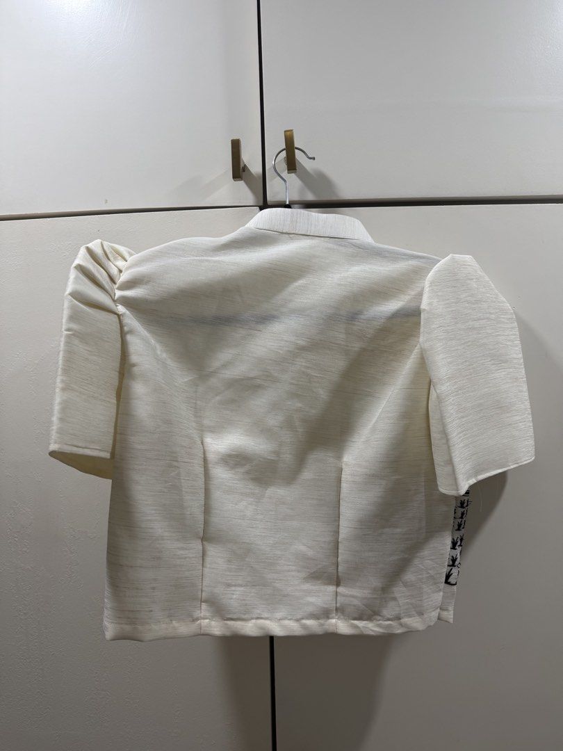 Modern Filipiniana Top (Category: Blouses) located in Pasay City. Submitted by andreaflo (Listing ID 1462888591, Image 3). Description: BRAND NEW!!!! 🌱 for Filipiniana Mondays or cultural events 🇵🇭 🌱 best fits M–L 🌱 puff sleeves, mandarin collar, & button-down front 🌱 embroidered print 🌱 can be worn as is or as a bolero with inner top 🏷️ Php1800.