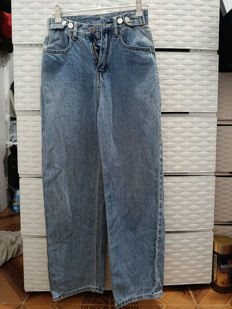 mom jeans w/ adjuster (Category: Jeans) located in Quezon City. Submitted by wornthisway_ (Listing ID 1462930030, Image 2). Description: mom jeans adjustable waist waist: 22-24 length: 37 rise: 11.5 leg hole: 7.5 good as new, rfs decluttering. no when worn. actual photos posted.