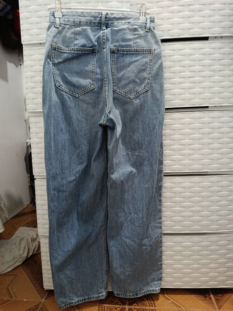mom jeans w/ adjuster (Category: Jeans) located in Quezon City. Submitted by wornthisway_ (Listing ID 1462930030, Image 3). Description: mom jeans adjustable waist waist: 22-24 length: 37 rise: 11.5 leg hole: 7.5 good as new, rfs decluttering. no when worn. actual photos posted.