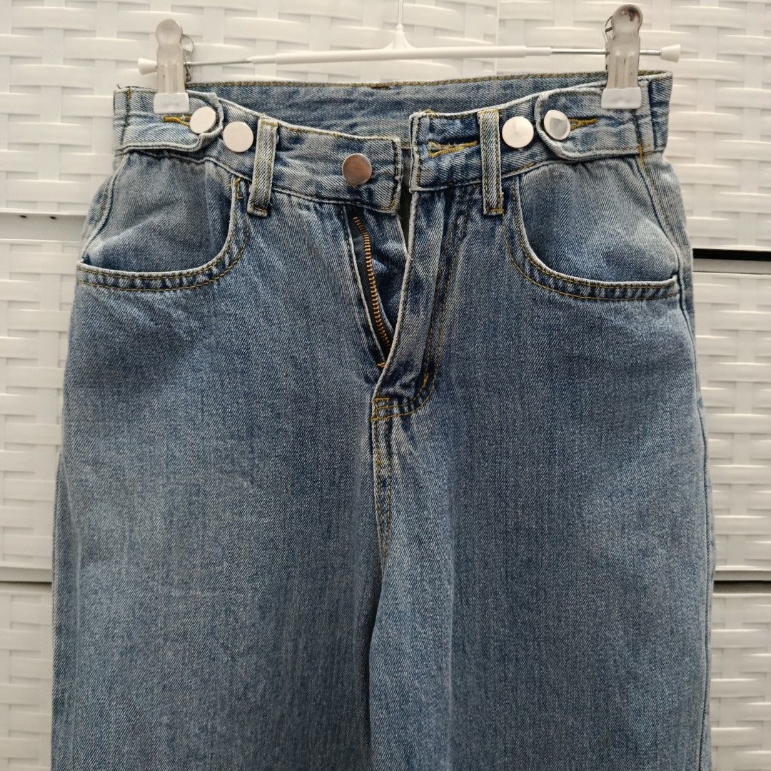 mom jeans w/ adjuster (Category: Jeans) located in Quezon City. Submitted by wornthisway_ (Listing ID 1462930030, Image 1). Description: mom jeans adjustable waist waist: 22-24 length: 37 rise: 11.5 leg hole: 7.5 good as new, rfs decluttering. no when worn. actual photos posted.
