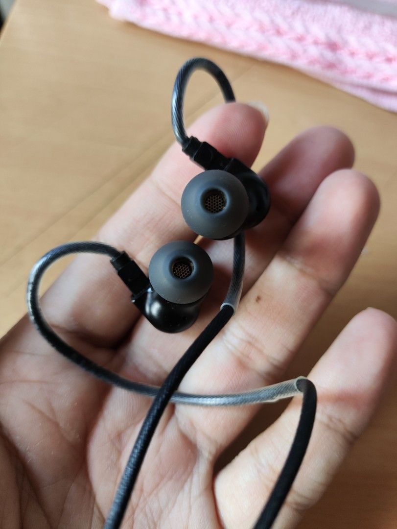 Moondrop Chu 2 (Category: Earphones) located in Manila. Submitted by karl_edcstuff (Listing ID 1462888307, Image 2). Description: - Sleek black in-ear earphones - Detachable braided cable for durability and customization - Standard 3.5mm audio jack for wide compatibility - Elegant subtle gold accent on earpieces - Ideal for an enhanced music listening experience.