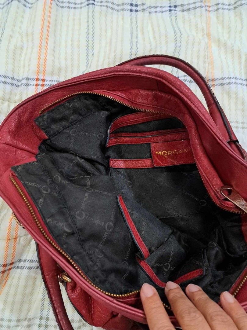 Morgan Bag (Category: Shoulder Bags) located in Talisay. Submitted by j-selectfinds (Listing ID 1462899294, Image 2). Description: Morgan Handbag/ crossbody. Large . genuine leather . with signs of used, pls refer picture for slight issue. Perfect for daily use and can fit a lot of stuffs. Price is negotiable..
