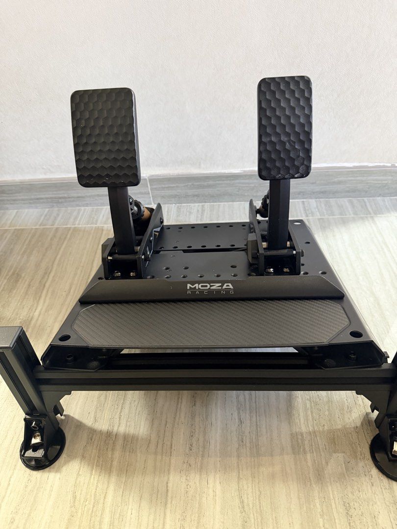 MOZA RACING 賽車腳踏 （分類：電腦周邊產品）位於 Hong Kong。 由 yuilam7275 提交（商品編號 1463001776，圖片 1）。簡介： MOZA RACING CPR2 腳踏，煞車同油門。跟埋唔同硬度嘅彈弓同埋黃色、黑色、紅色嘅膠塞，可以自己調校。有地板吸盤固定 唔會滑嚟滑去，適合模擬賽車玩家。。