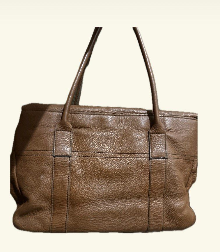 Mulberry (Category: Shoulder Bags) located in Paranaque City. Submitted by jhingpreloveditems (Listing ID 1462895686, Image 3). Description: Well used Sign of usage only no flaws With lock & key Good for travel Large size Still negotiable.