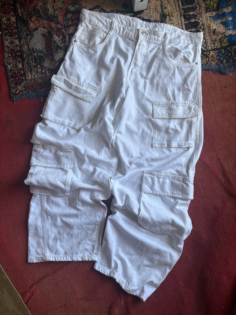 Multi Pockets Baggy Pants (Category: Jeans) located in Pasay City. Submitted by namastenamstenamaste (Listing ID 1462921635, Image 1). Description: Multi Pockets Baggy Pants Zara Baggy Jeans No issue W: 36 L: 42 Thighs: 13 Legop: 10 +sf.