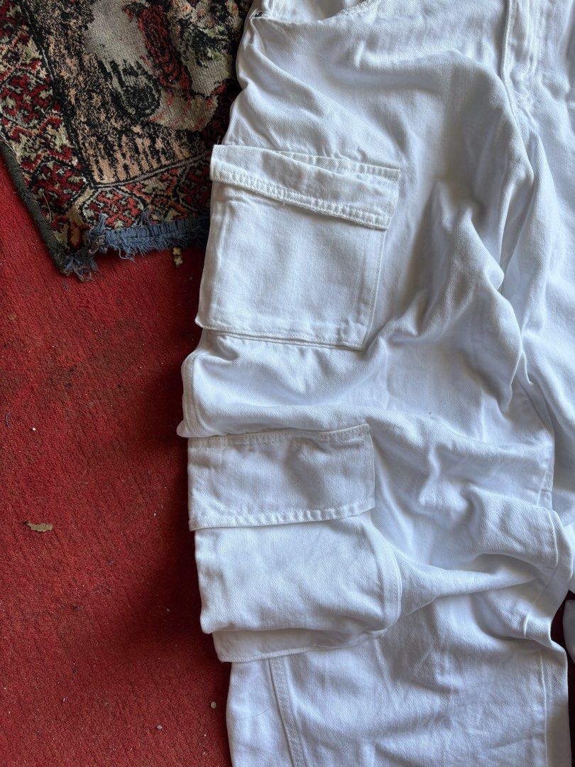 Multi Pockets Baggy Pants (Category: Jeans) located in Pasay City. Submitted by namastenamstenamaste (Listing ID 1462921635, Image 3). Description: Multi Pockets Baggy Pants Zara Baggy Jeans No issue W: 36 L: 42 Thighs: 13 Legop: 10 +sf.