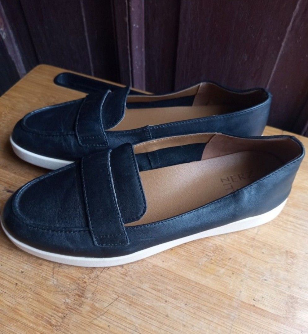 Naturalizer Karis Loafer Flats (Category: Flats & Sandals) located in Cebu City. Submitted by poohdeebear (Listing ID 1462914280, Image 1). Description: - Brand: Naturalizer - Style: Black Leather Loafer Flats - Size: US 8.5M - Features: Comfortable man-made balance, easy slip-on style - Ideal for: Everyday wear - Origin: Made in China.
