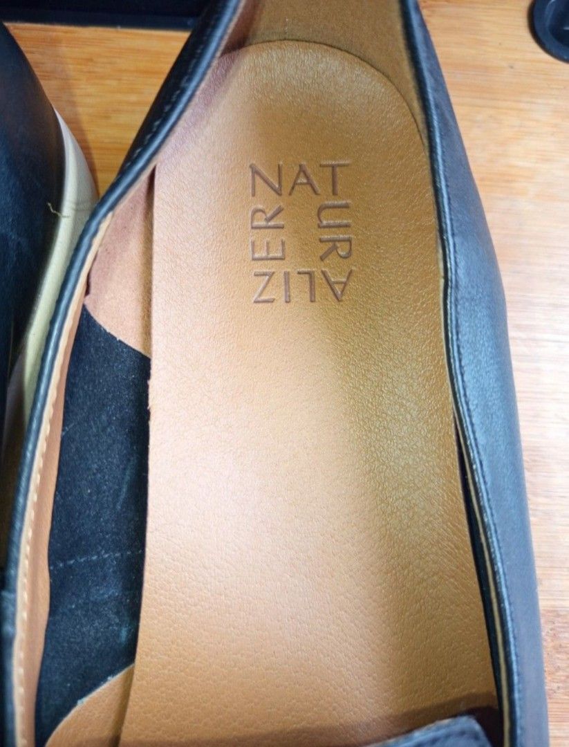 Naturalizer Karis Loafer Flats (Category: Flats & Sandals) located in Cebu City. Submitted by poohdeebear (Listing ID 1462914280, Image 3). Description: - Brand: Naturalizer - Style: Black Leather Loafer Flats - Size: US 8.5M - Features: Comfortable man-made balance, easy slip-on style - Ideal for: Everyday wear - Origin: Made in China.