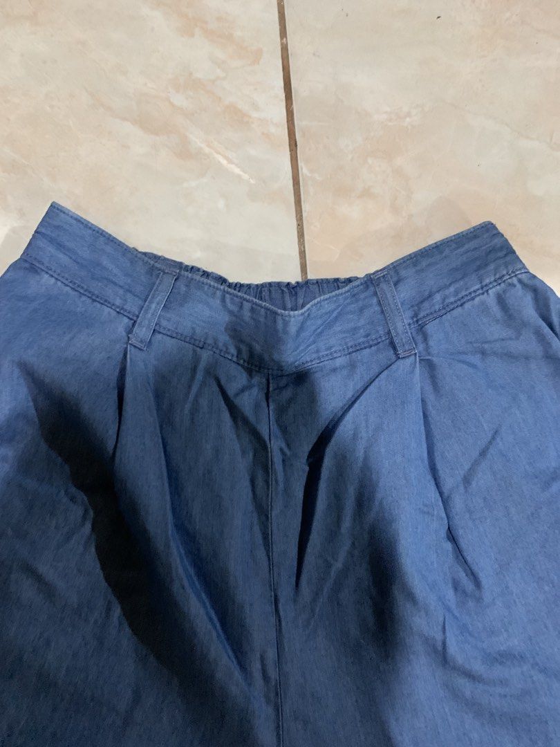 Net blue wide-leg cropped culottes (Category: Other Bottoms) located in Davao. Submitted by shopthrift (Listing ID 1463058415, Image 2). Description: Size 24-26’in.