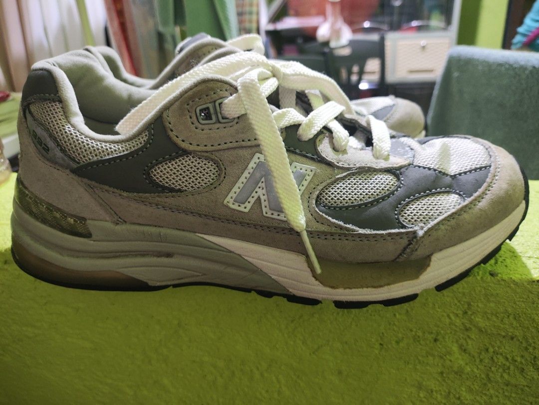 New Balance 992GR Grey Running Shoes (Category: Sneakers) located in Quezon City. Submitted by ohmysale1980 (Listing ID 1462983379, Image 1). Description: - New Balance 992GR sneakers - Color: Grey - Size: 6.5 US / 39 EU - Made in USA - Plenty of life remaining.