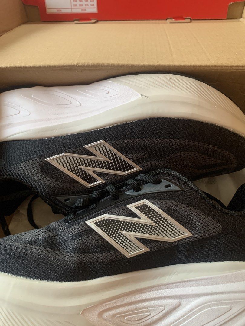 New Balance Running Shoes (Category: Sneakers) located in Navotas City. Submitted by elaitems (Listing ID 1462900048, Image 2). Description: - New Balance - Includes: Original box - Condition: Great pair of shoes - Negotiable Price ‼️ - Direct from factory.