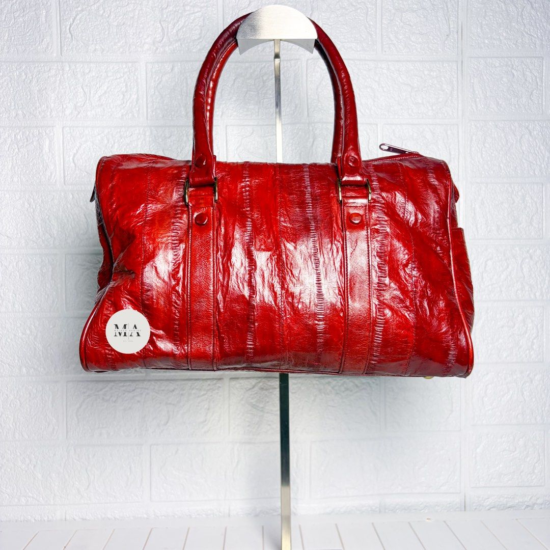 New Eel Leather Red Doctors Bag (Category: Luxury Bags & Wallets) located in Manila. Submitted by maisonavoire (Listing ID 1462891056, Image 2). Description: 𝐍𝐞𝐰 𝐄𝐞𝐥 𝐋𝐞𝐚𝐭𝐡𝐞𝐫 𝐑𝐞𝐝 𝐃𝐨𝐜𝐭𝐨𝐫𝐬 𝐁𝐚𝐠 – 𝐆𝐨𝐥𝐝 𝐀𝐜𝐜𝐞𝐧𝐭 𝐃𝐢𝐦𝐞𝐧𝐬𝐢𝐨𝐧𝐬: 30 cm length 𝐌𝐚𝐭𝐞𝐫𝐢𝐚𝐥: Genuine Eel Leather featuring a naturally smooth, fine-grained surface with a distinctive soft texture and subtle natural sheen. Eel leather is known for its