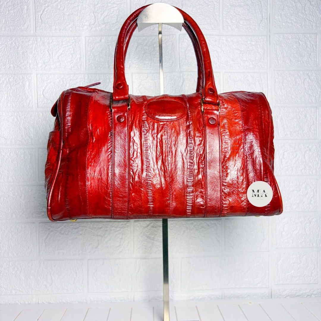 New Eel Leather Red Doctors Bag (Category: Luxury Bags & Wallets) located in Manila. Submitted by maisonavoire (Listing ID 1462891056, Image 1). Description: 𝐍𝐞𝐰 𝐄𝐞𝐥 𝐋𝐞𝐚𝐭𝐡𝐞𝐫 𝐑𝐞𝐝 𝐃𝐨𝐜𝐭𝐨𝐫𝐬 𝐁𝐚𝐠 – 𝐆𝐨𝐥𝐝 𝐀𝐜𝐜𝐞𝐧𝐭 𝐃𝐢𝐦𝐞𝐧𝐬𝐢𝐨𝐧𝐬: 30 cm length 𝐌𝐚𝐭𝐞𝐫𝐢𝐚𝐥: Genuine Eel Leather featuring a naturally smooth, fine-grained surface with a distinctive soft texture and subtle natural sheen. Eel leather is known for its