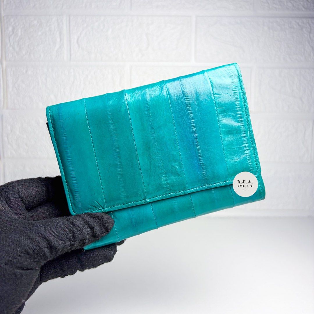 New Eel Medium Trifold Green Wallet (Category: Luxury Bags & Wallets) located in Manila. Submitted by maisonavoire (Listing ID 1462890802, Image 1). Description: 𝐍𝐞𝐰 𝐄𝐞𝐥 𝐌𝐞𝐝𝐢𝐮𝐦 𝐓𝐫𝐢𝐟𝐨𝐥𝐝 𝐆𝐫𝐞𝐞𝐧 𝐖𝐚𝐥𝐥𝐞𝐭 𝐌𝐚𝐭𝐞𝐫𝐢𝐚𝐥: Genuine Eel Leather featuring a naturally smooth, fine-grained surface with a distinctive soft texture and subtle natural sheen. Eel leather is known for its lightweight, supple feel and elegant appearanc