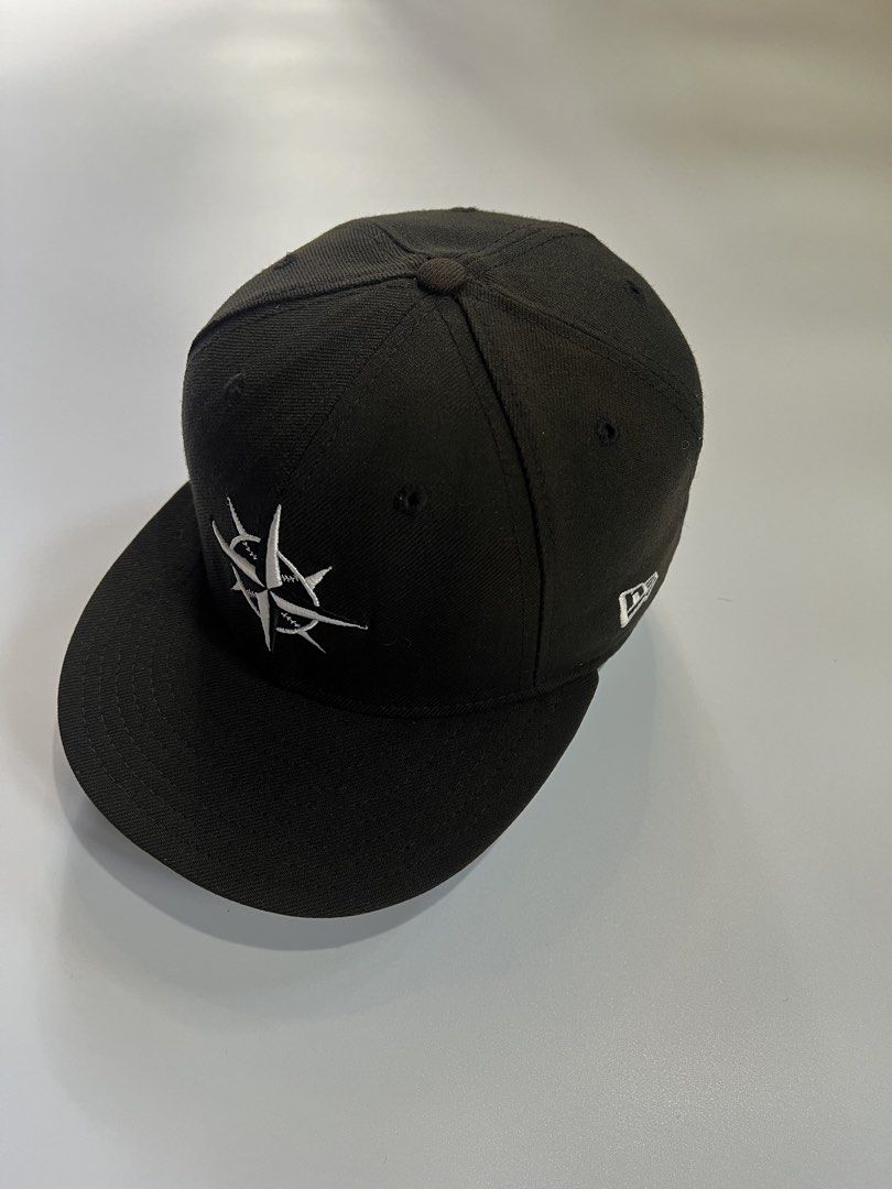 New Era 59FIFTY Fitted Cap - Black with White Compass Logo (Category: Caps & Hats) located in Baler. Submitted by allthrifted31 (Listing ID 1462953423, Image 2). Description: - Brand: New Era - Style: 59FIFTY Fitted Cap - Color: Black - Front Logo: White embroidered compass - Side Logo: Classic MLB logo - Interior: New Era branding and sizing sticker - Perfect for: Streetwear outfits.