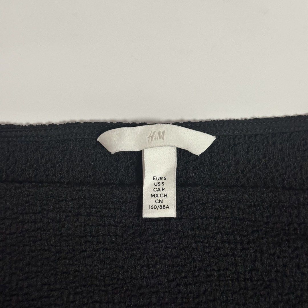 NEW H&M Black Textured Off-Shoulder Top (Category: Blouses) located in Quezon City. Submitted by gg.finds (Listing ID 1462936332, Image 3). Description: - brand new, never worn; no tag - orig price is around 900-1000 - textured fabric, off shoulder style, square neck - comfy and breathable - size is Small on tag - color is Black - rfs: decluttering, won’t wear.