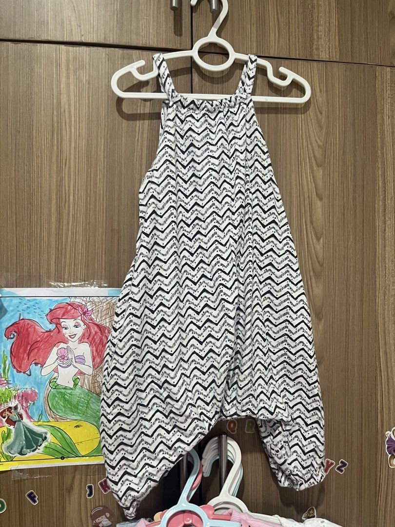 Next Black and White Zigzag Jumpsuit (Category: Babies & Kids Fashion) located in Pasig City. Submitted by stormyera19 (Listing ID 1463019139, Image 3). Description: - Cute black and white zigzag print jumpsuit. 2nd owner - Elasticated chest for a comfy fit - Side pockets for convenience - Ideal for casual wear - Easy to put on - Best fits 2-3 years old 📌 Condition & Details: Pre-loved unless stated as Brand New. Condition rating is based on per