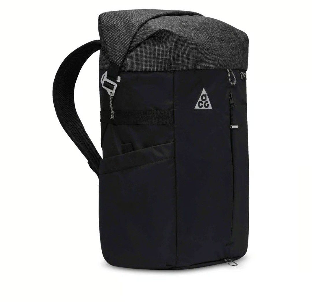 NIKE ACG AYSEN 32L DAYPACK (Category: Backpacks) located in Baguio. Submitted by selectioncorner93 (Listing ID 1463021925, Image 2). Description: 100% AUTHENTIC 5 PCS AVAILABLE Your best outdoor experiences require the right gear. Durable yet flexible Dyneema® material runs through the roll top of the bag so it stays in 1 piece, roll after roll, use after use. Tons of expandable internal storage, a magnetic button closure, clips for carabiners an