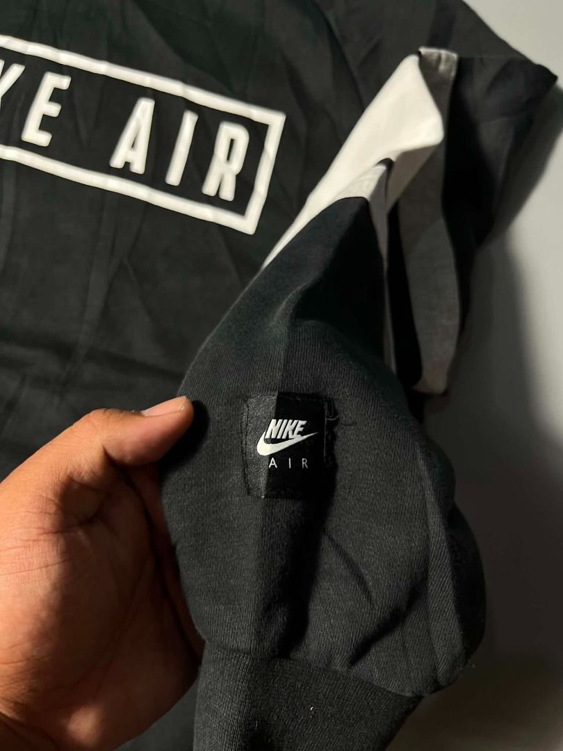 NIKE AIR (Category: Coats, Jackets and Outerwear) located in General Santos City (Dadiangas). Submitted by arjay_genita (Listing ID 1462885365, Image 3). Description: Nike Air ‼️Size Small (21/25) ‼️Excellent condition ‼️Color rate 9.5./10 ‼️No issue.