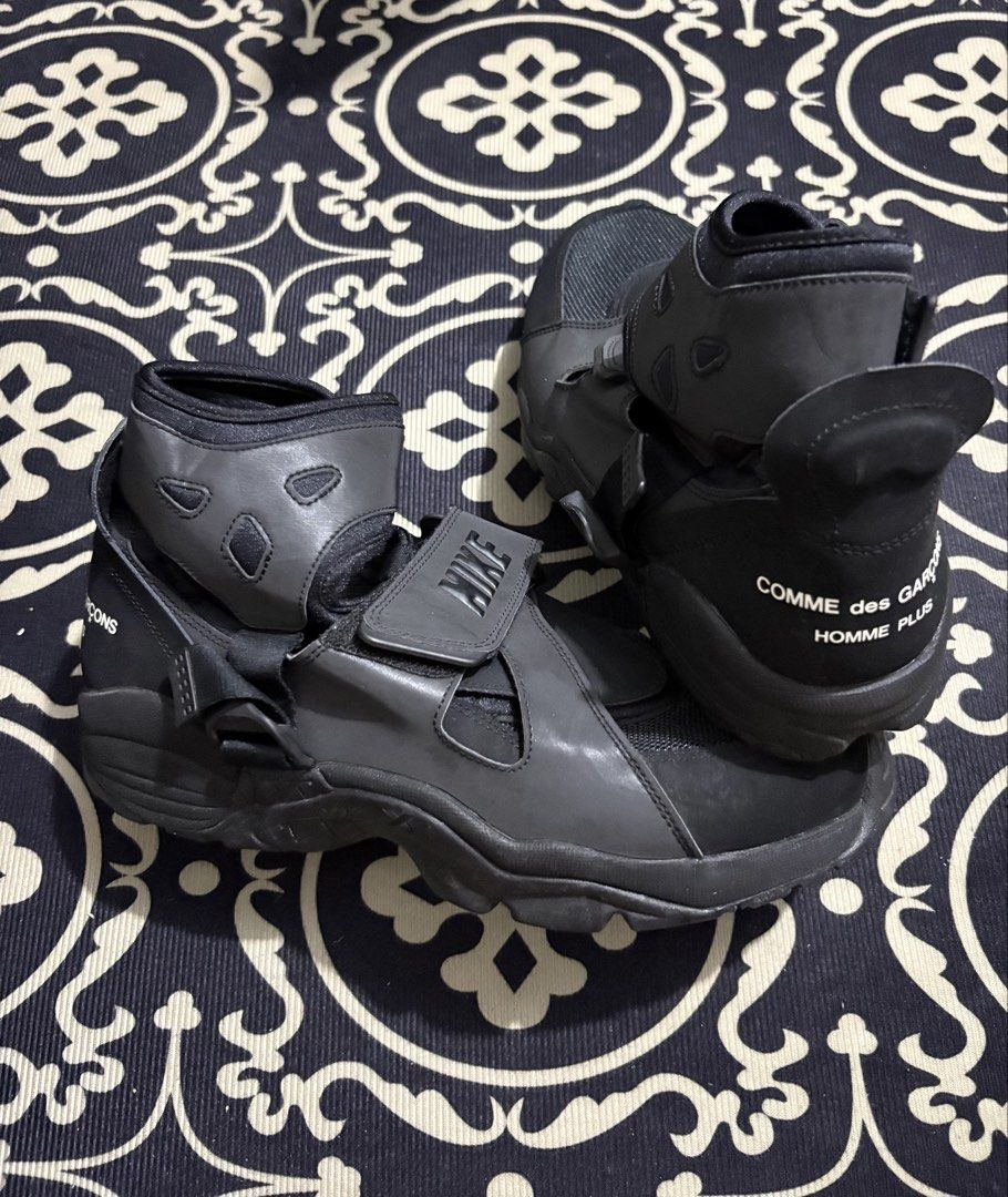 NIKE AIR Carnivore COMME DES GARCONS (Category: Sneakers) located in Baguio. Submitted by viibodegaaa (Listing ID 1463021097, Image 1). Description: NIKE AIR Carnivore COMME DES GARCONS Size: 10US | 9UK | 28CM Condition: pristine no flaw pair only Price: 10280.